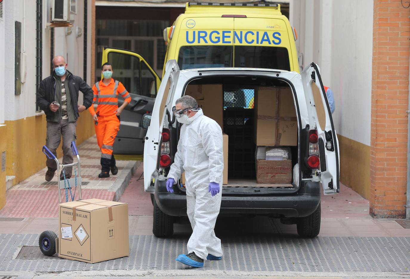 Un trabajador con medidas de protección