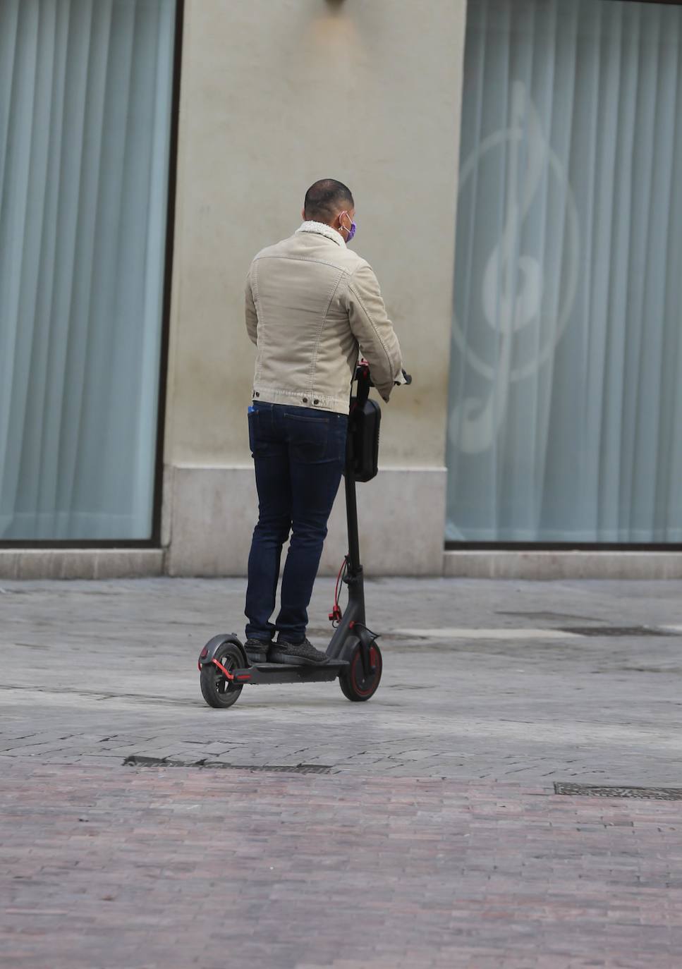 Un ciudadano en patinete