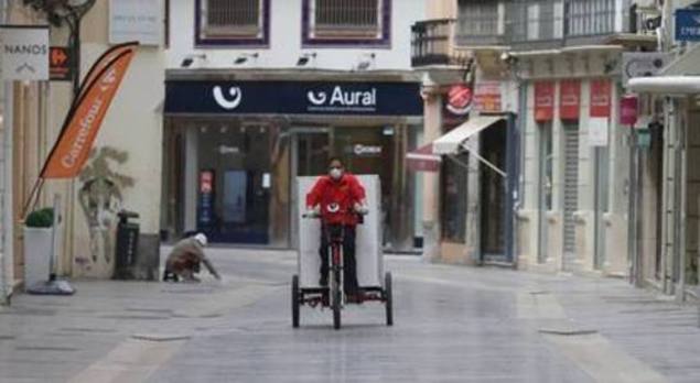 Un repartidor con medidas de protección