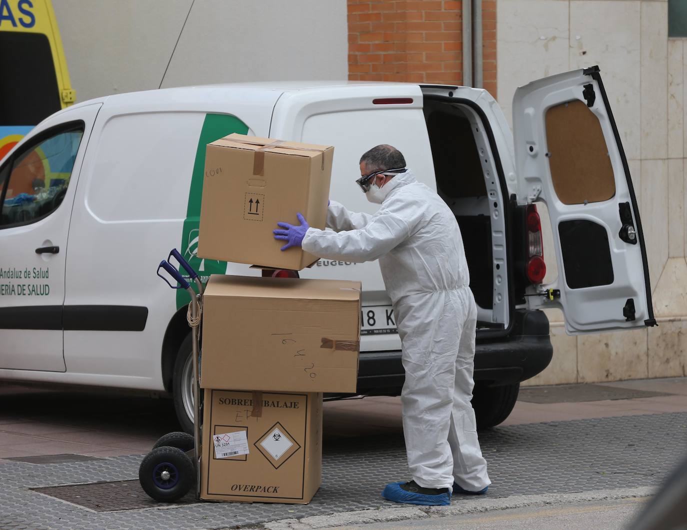 Un trabajador con medidas de protección