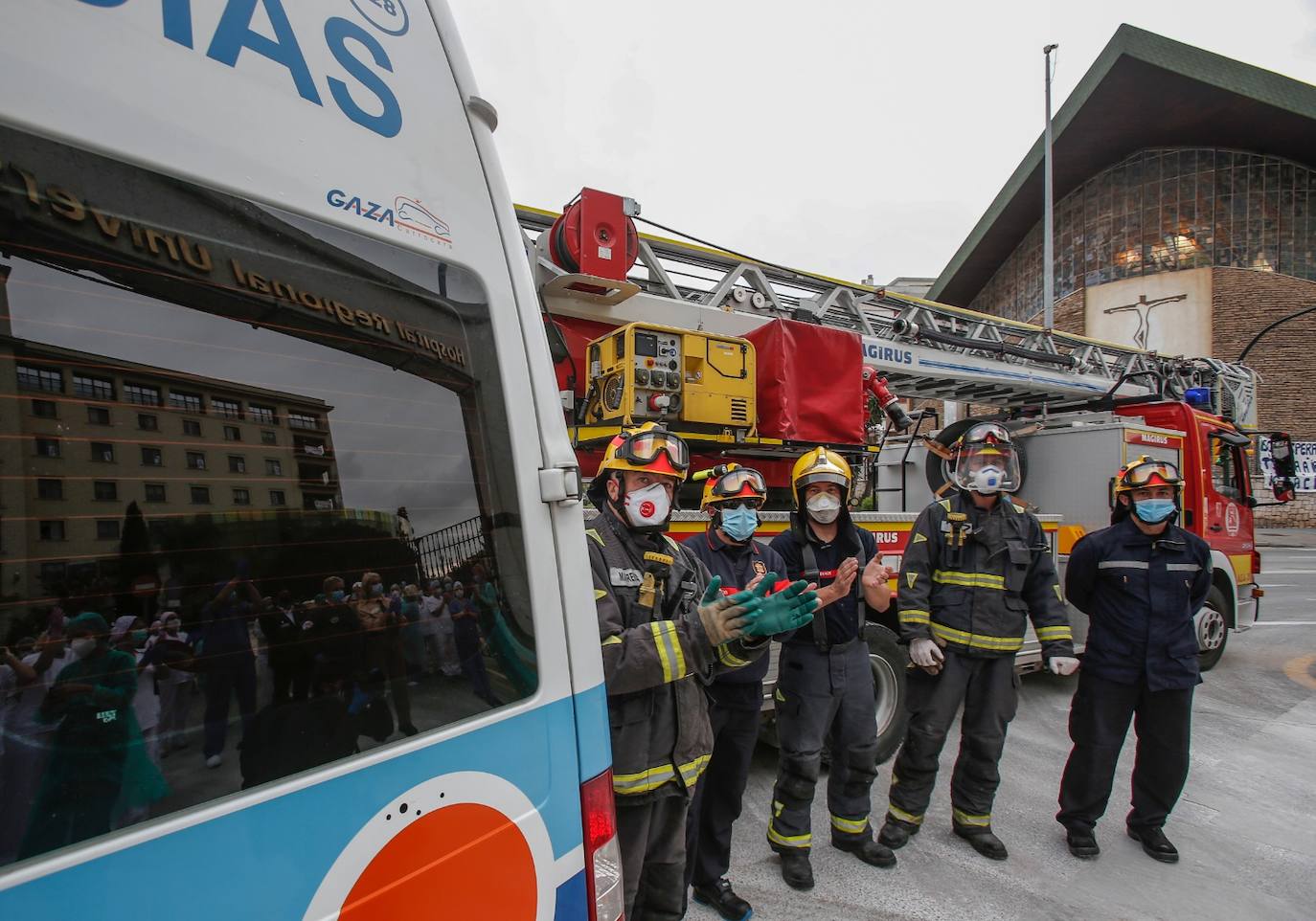 Bomberos, en los aplausos al personal sanitario