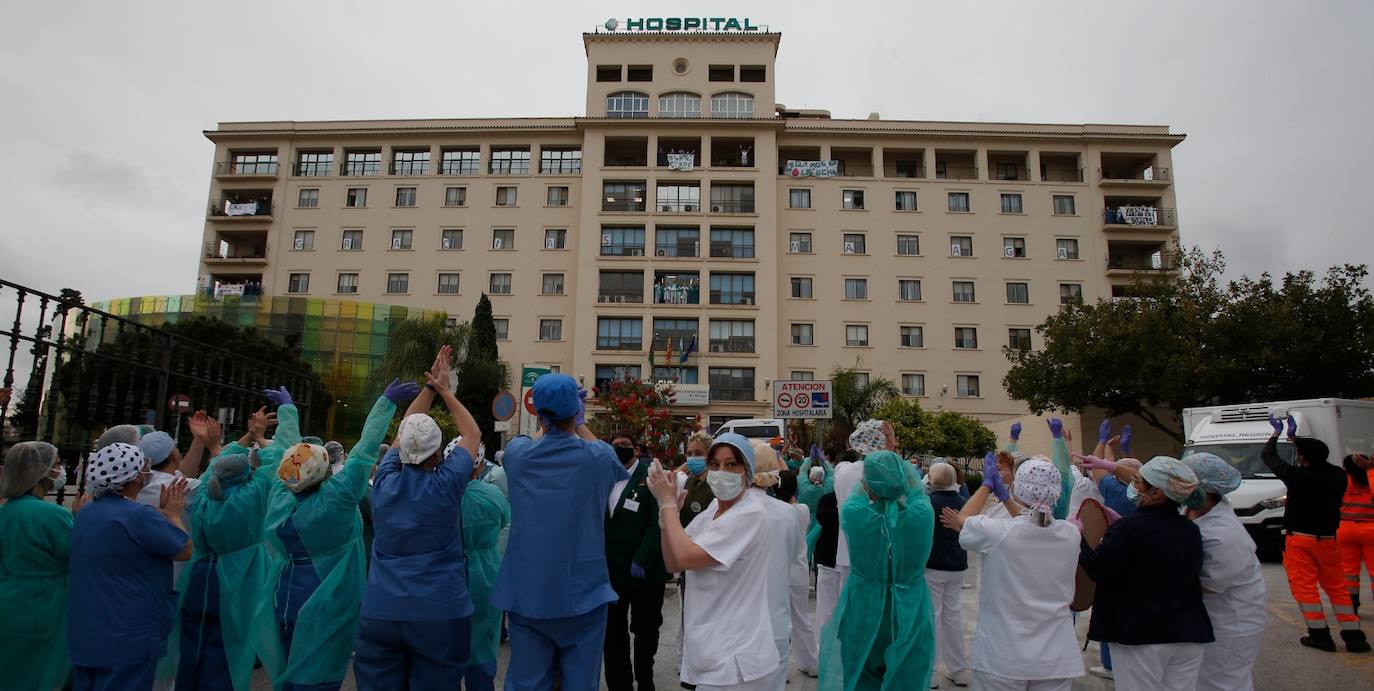 Sanitarios del Hospital Regional agradeciendo los aplausos de las 20.00 horas