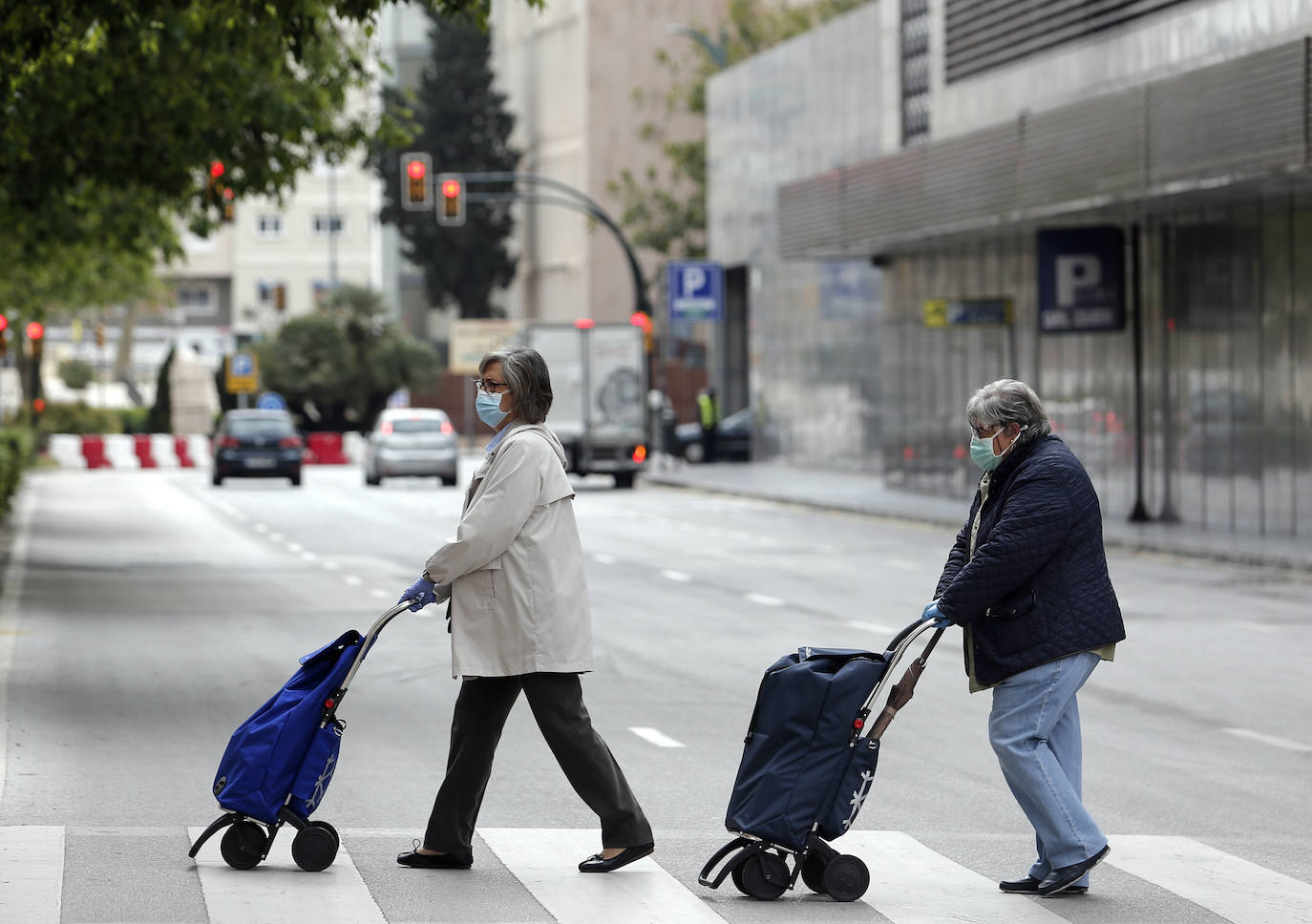 Ciudadanos realizando la compra