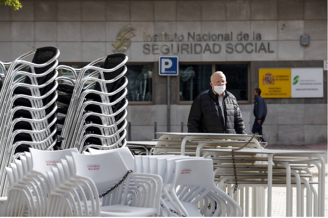 Un comercio cerrado junto a la oficina de la Seguridad Social