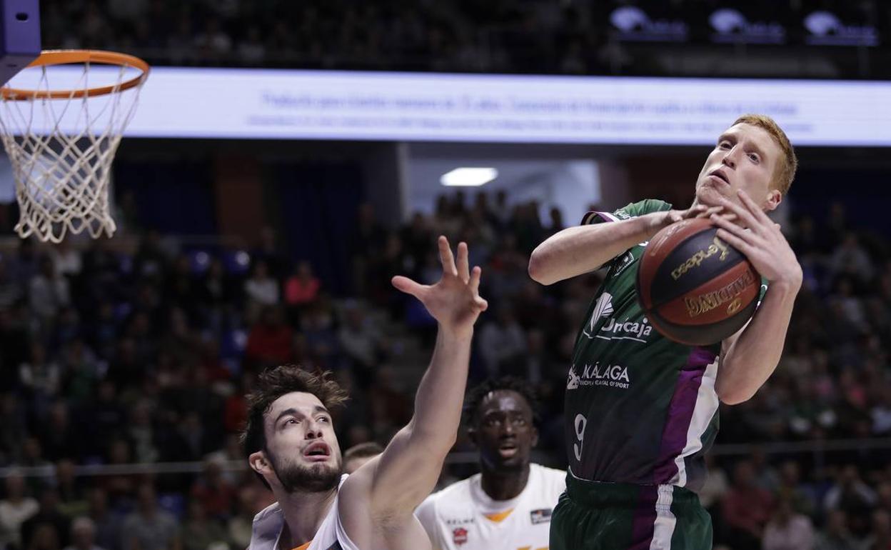 Alberto Díaz captura un rebote ante Sergi García, del Baskonia. 