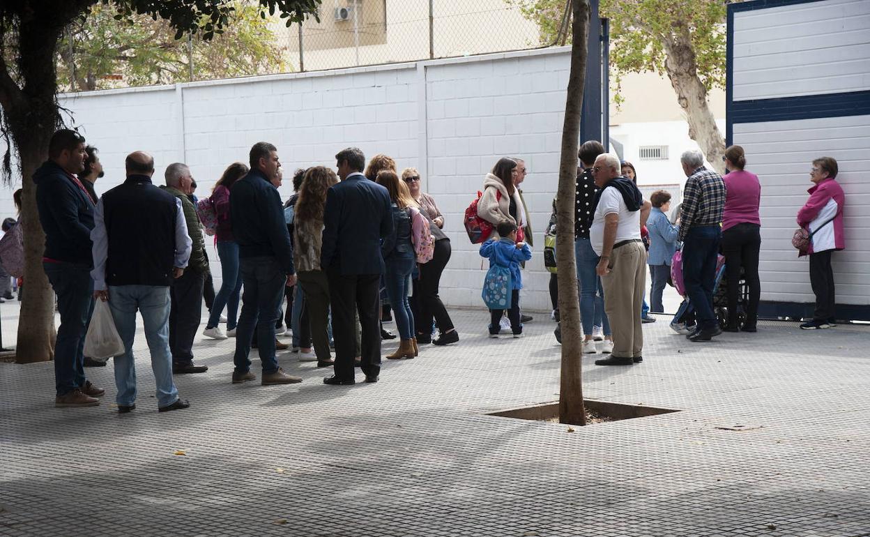 Padres a la salida del colegio en el último día de clase antes de la declaración del estado de alarma 