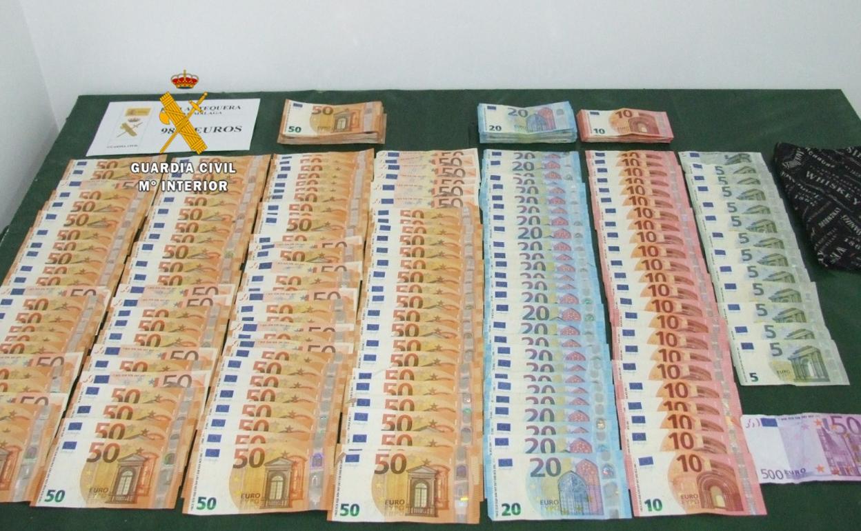 Parte del dinero incautado por la Guardia Civil. 