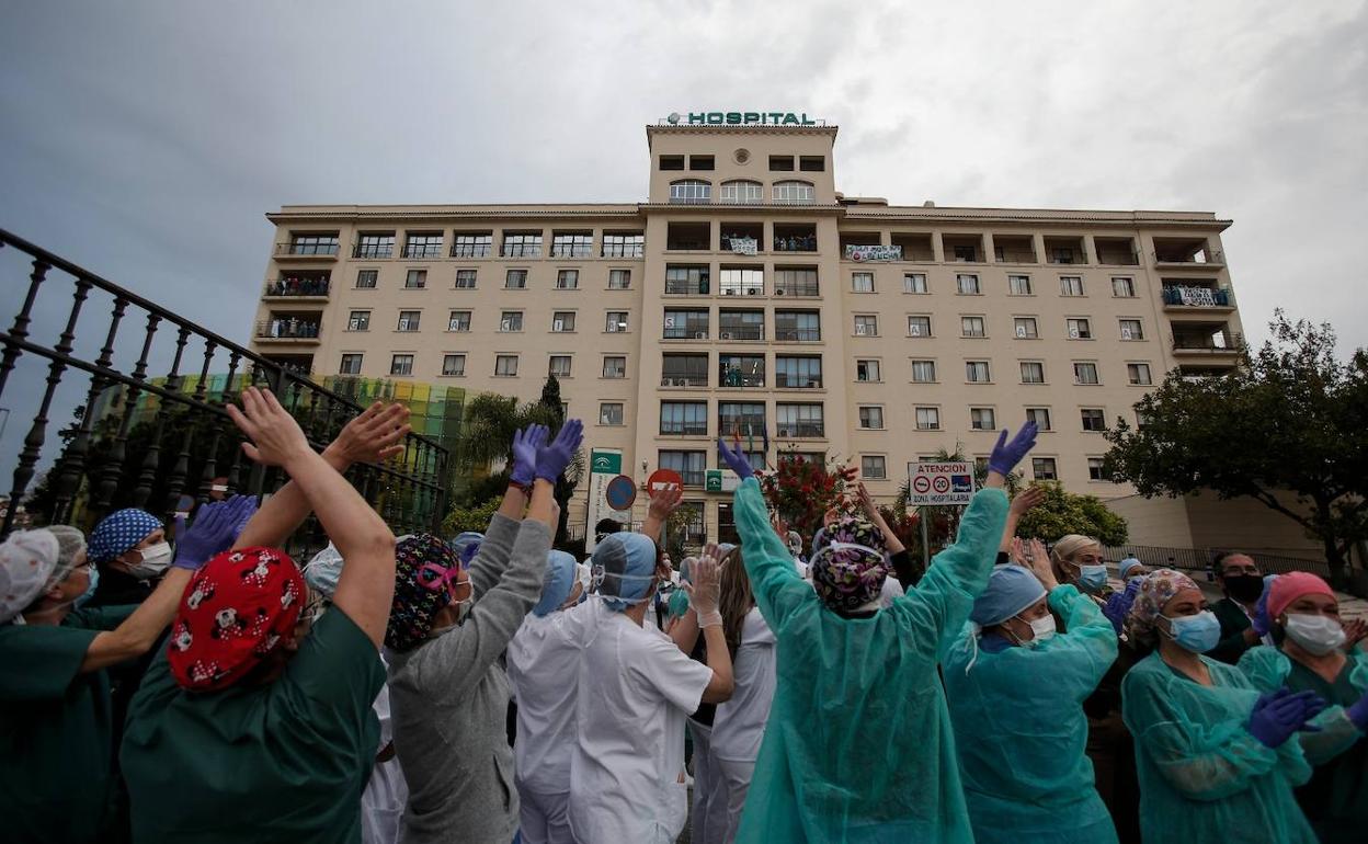 Trabajadores sanitarios saludan a sus pacientes en uno de los aplausos diarios. 