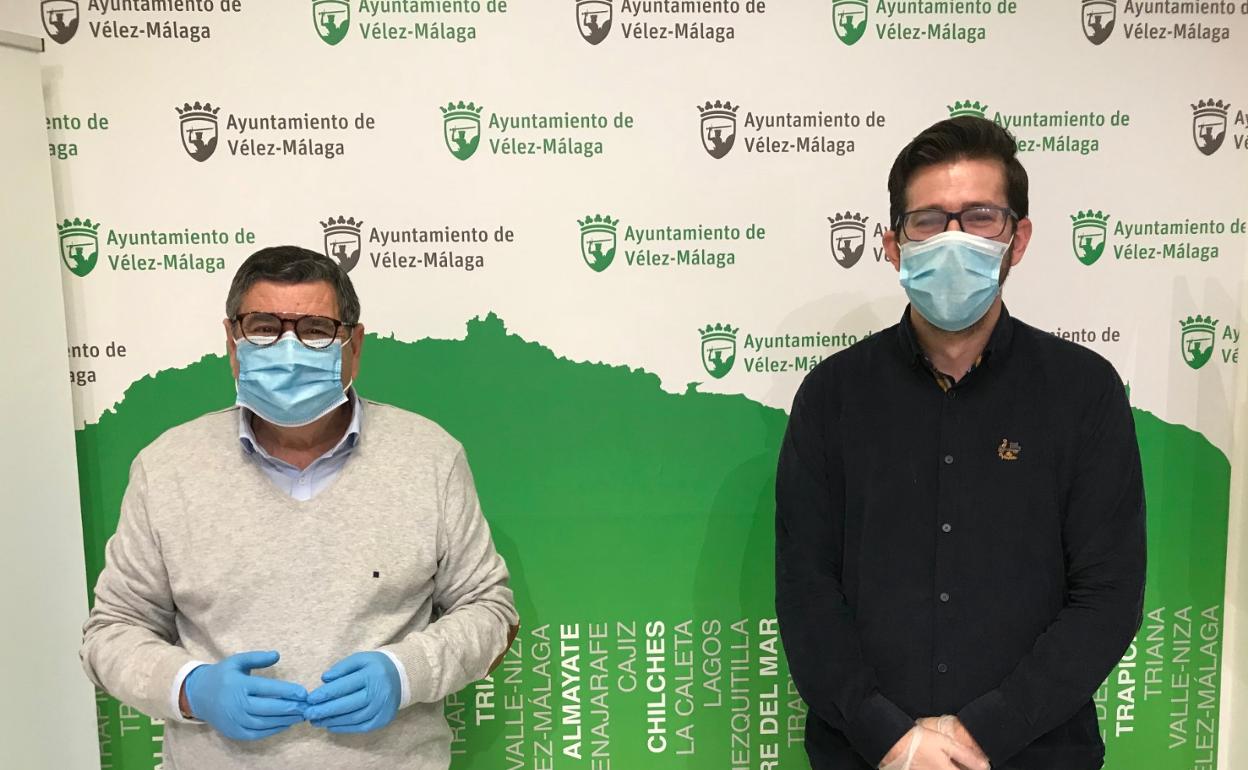 El alcalde de Vélea, Antonio Moreno Ferrer, y el concejal de Nuevas Tecnologías, Juan Carlos Muñoz. 