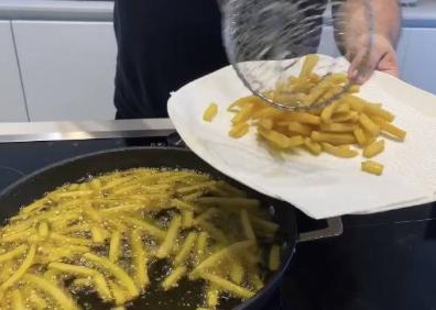 Imagen secundaria 1 - Arriba, Aurora García graba a su padre con las manos en la masa. Abajo, friendo patatas fritas. A la derecha, su famoso arroz de chuleta. 
