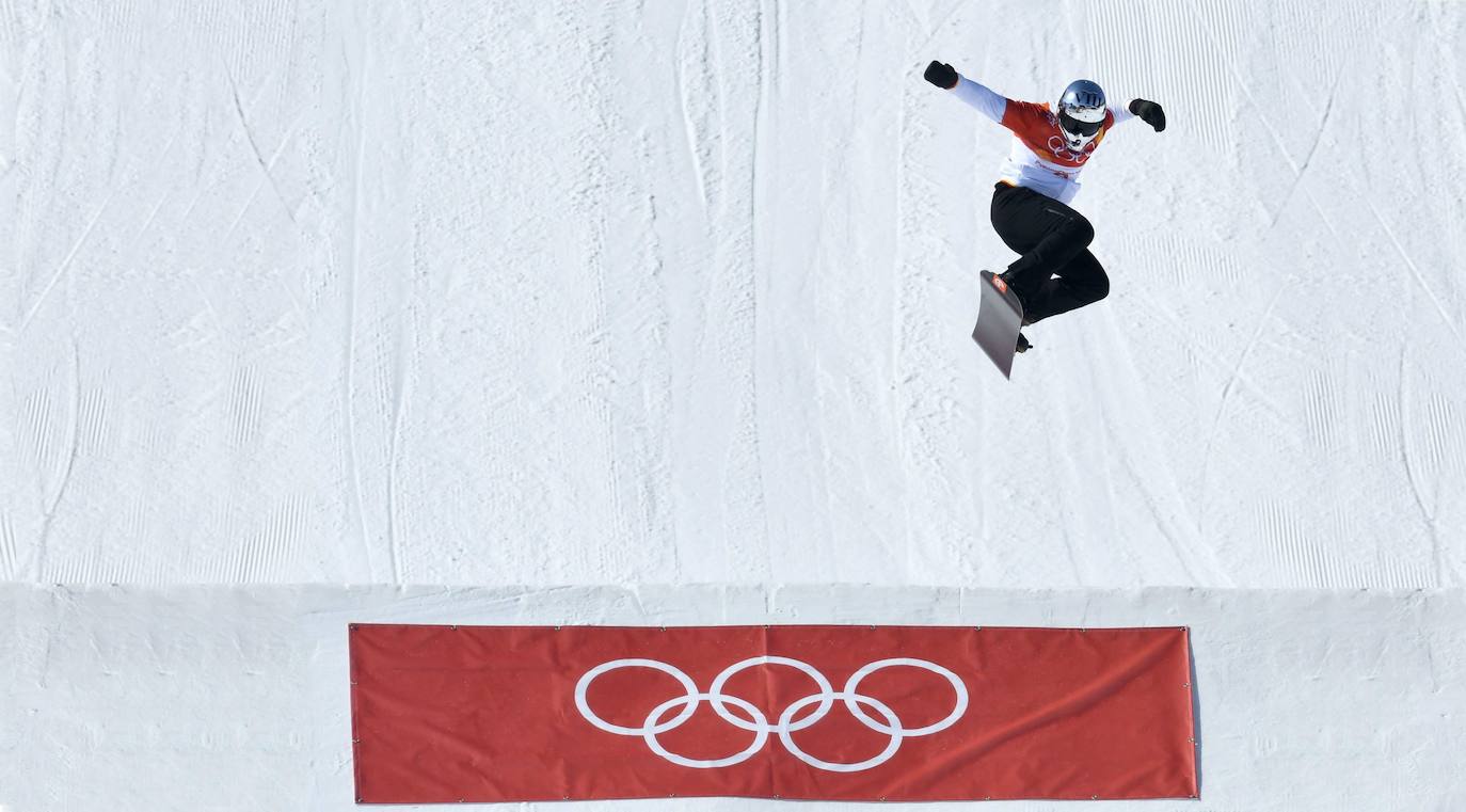 Un deportista nato que con tres años ya tuvo su primer contacto con la nieve y a los diecisiete competía en su primer mundial. En 2018 hizo historia para España: bronce en Pyeongchang rompió una laguna de 26 años para el deporte español en los Juegos Olímpicos de invierno.