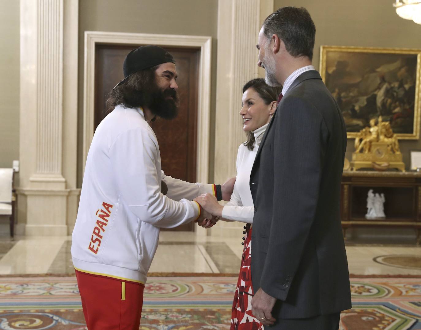 Un deportista nato que con tres años ya tuvo su primer contacto con la nieve y a los diecisiete competía en su primer mundial. En 2018 hizo historia para España: bronce en Pyeongchang rompió una laguna de 26 años para el deporte español en los Juegos Olímpicos de invierno.