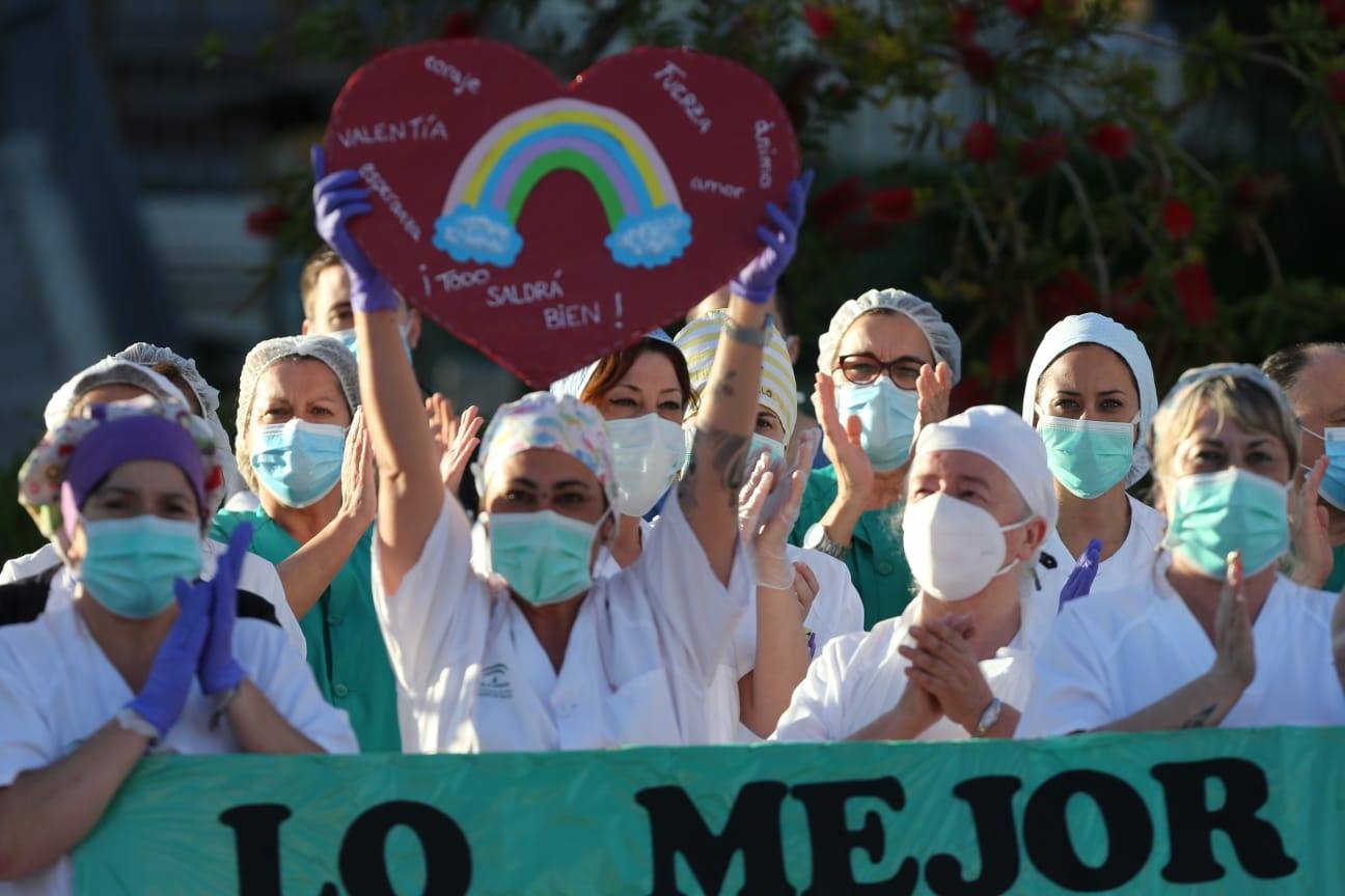 La hora de los aplausos a los sanitarios en Carlos Haya 