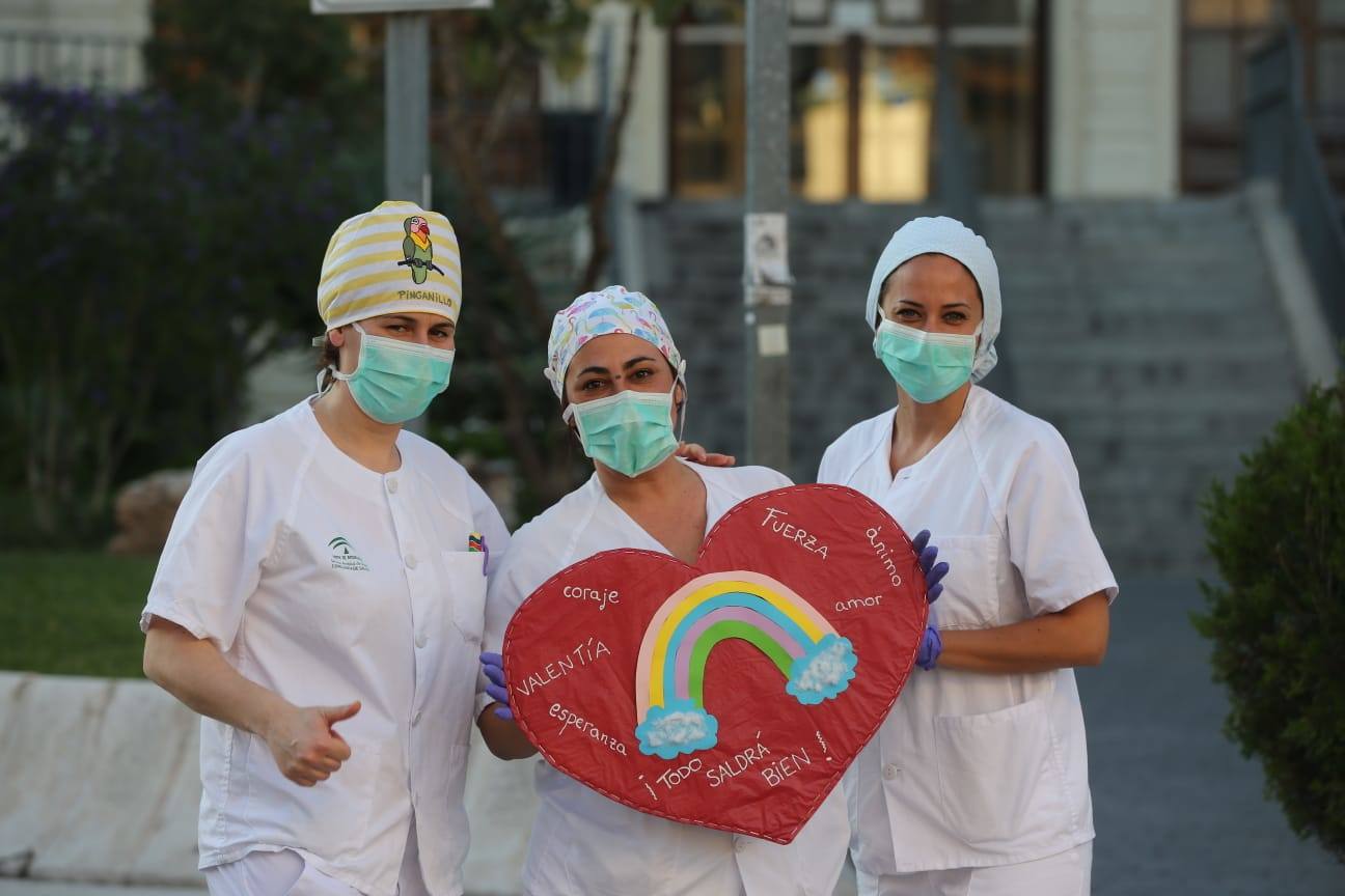 La hora de los aplausos a los sanitarios en Carlos Haya 