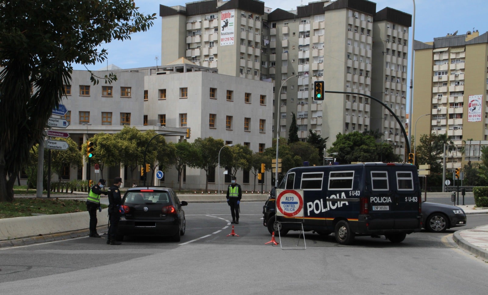 El estado de alarma deja estampas inéditas. En la imagen, control policial en Málaga