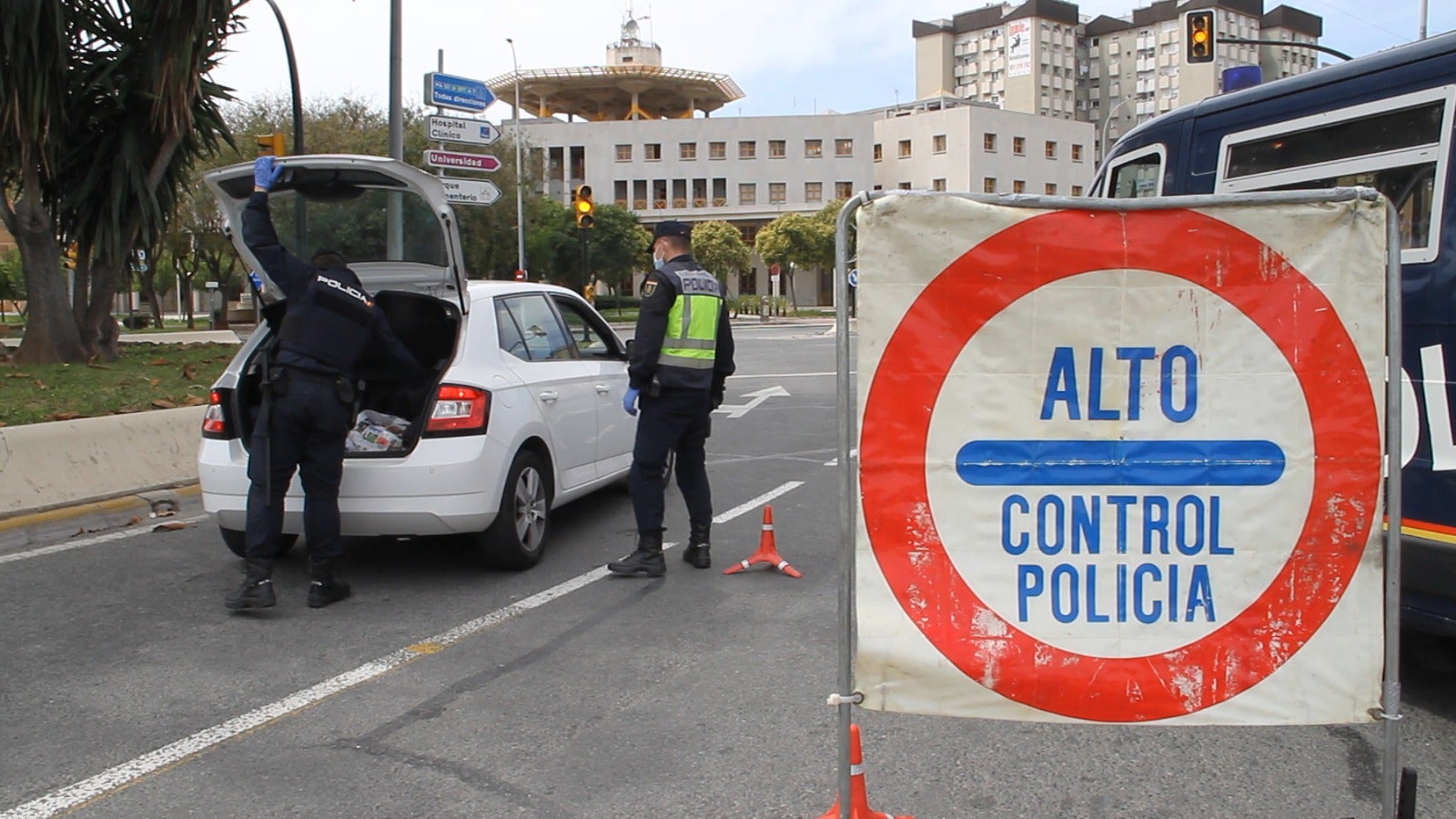 El estado de alarma deja estampas inéditas. En la imagen, control policial en Málaga
