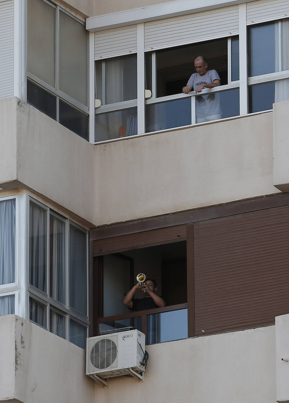 Vecinos de Torremolinos animando desde sus balcones
