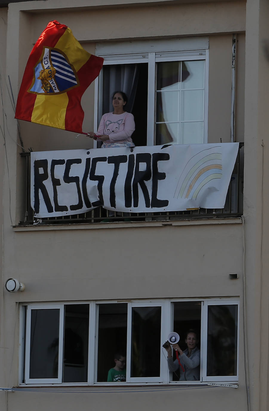 Vecinos de Torremolinos animando desde sus balcones