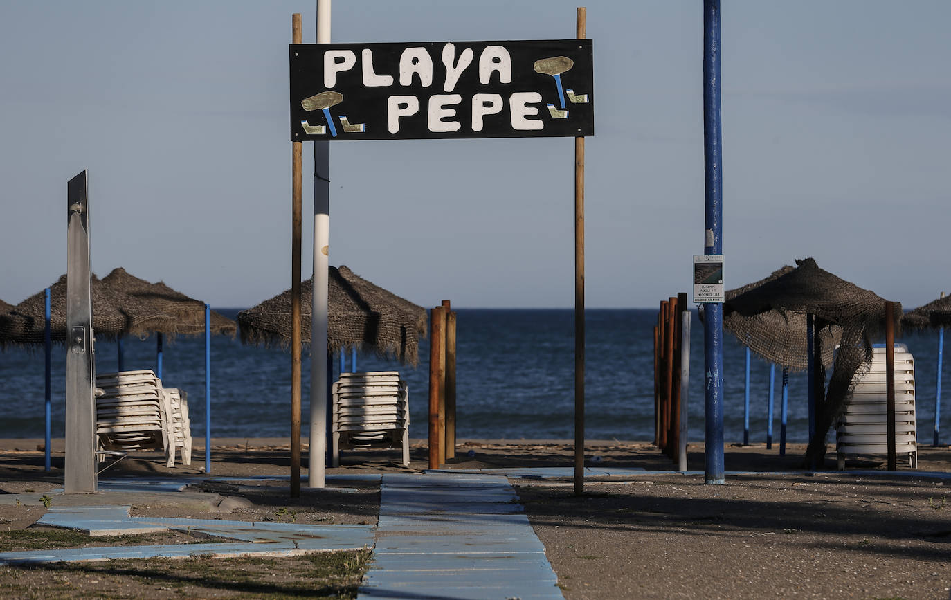 Playas y chiringuitos desiertos en la costa de Torremolinos