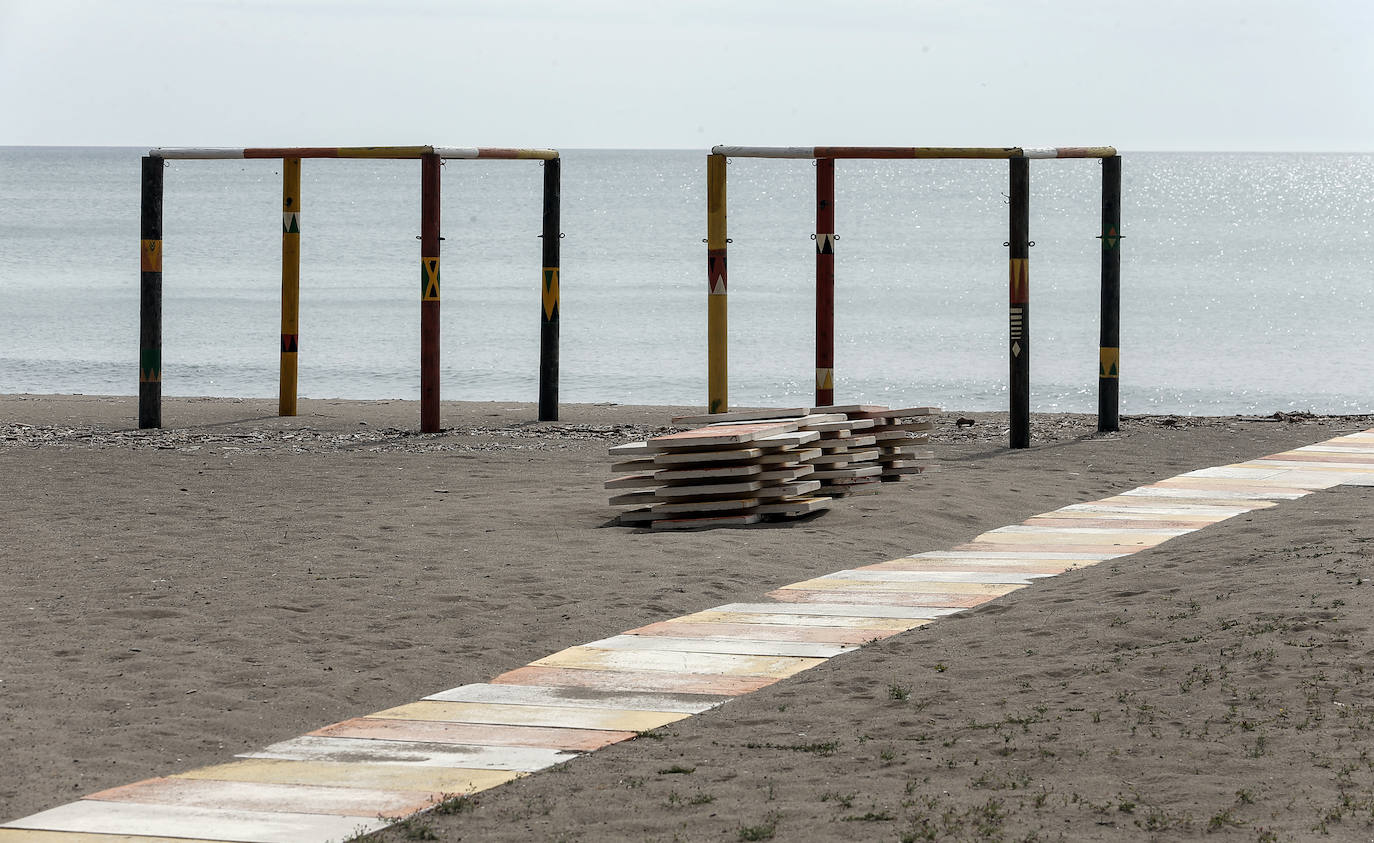 Playas y chiringuitos desiertos en la costa de Torremolinos