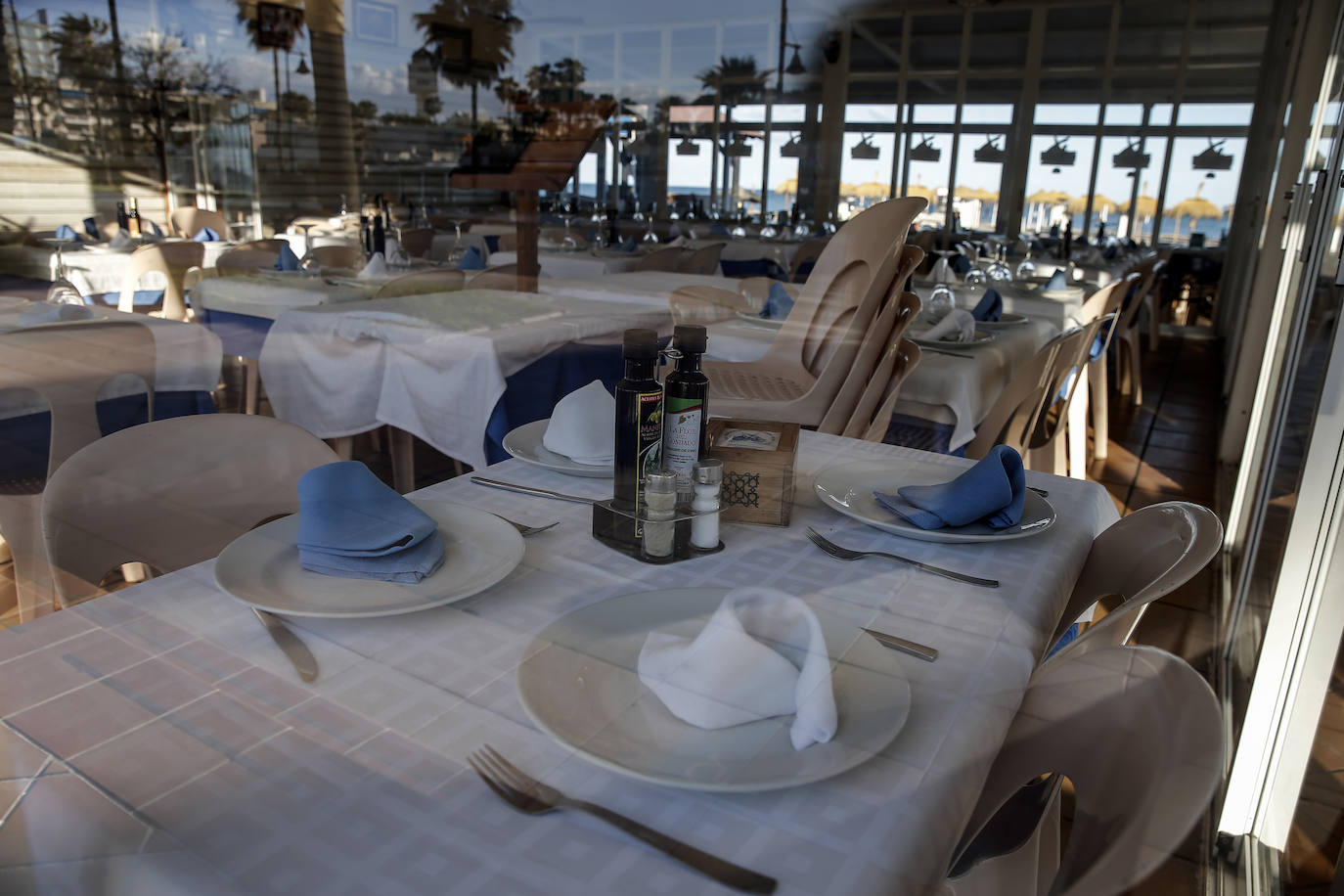Playas y chiringuitos desiertos en la costa de Torremolinos