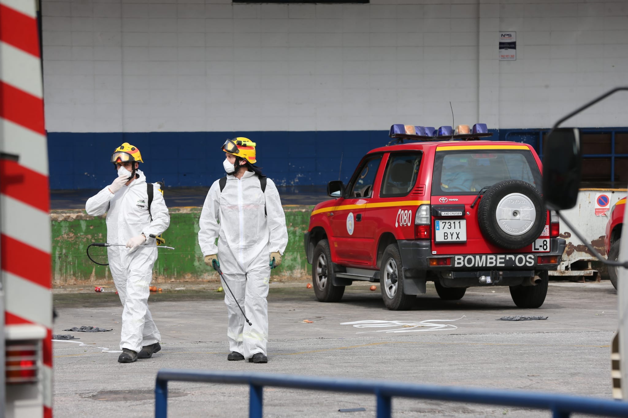 El estado de alarma deja estampas inéditas. En la imagen efectivos del UME y bomberos en Mercamálaga