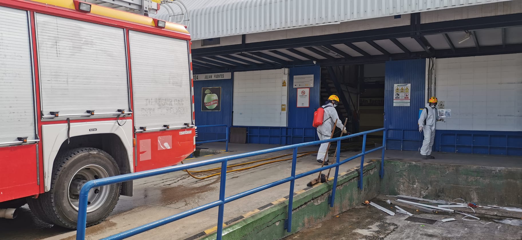 El estado de alarma deja estampas inéditas. En la imagen efectivos del UME y bomberos en Mercamálaga