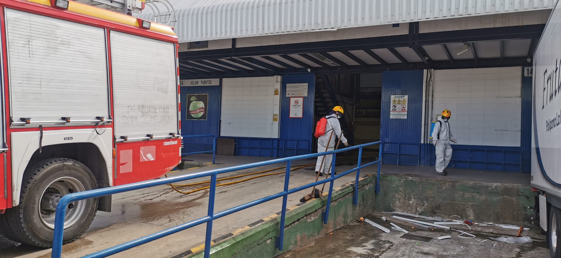 El estado de alarma deja estampas inéditas. En la imagen efectivos del UME y bomberos en Mercamálaga