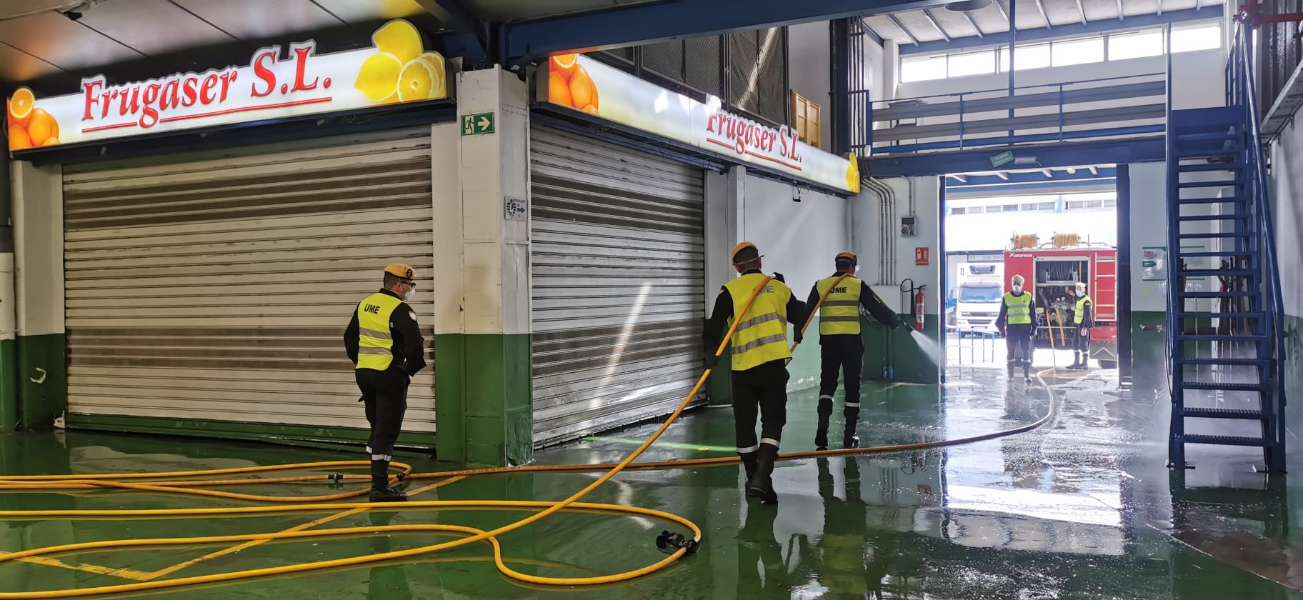 El estado de alarma deja estampas inéditas. En la imagen efectivos del UME y bomberos en Mercamálaga