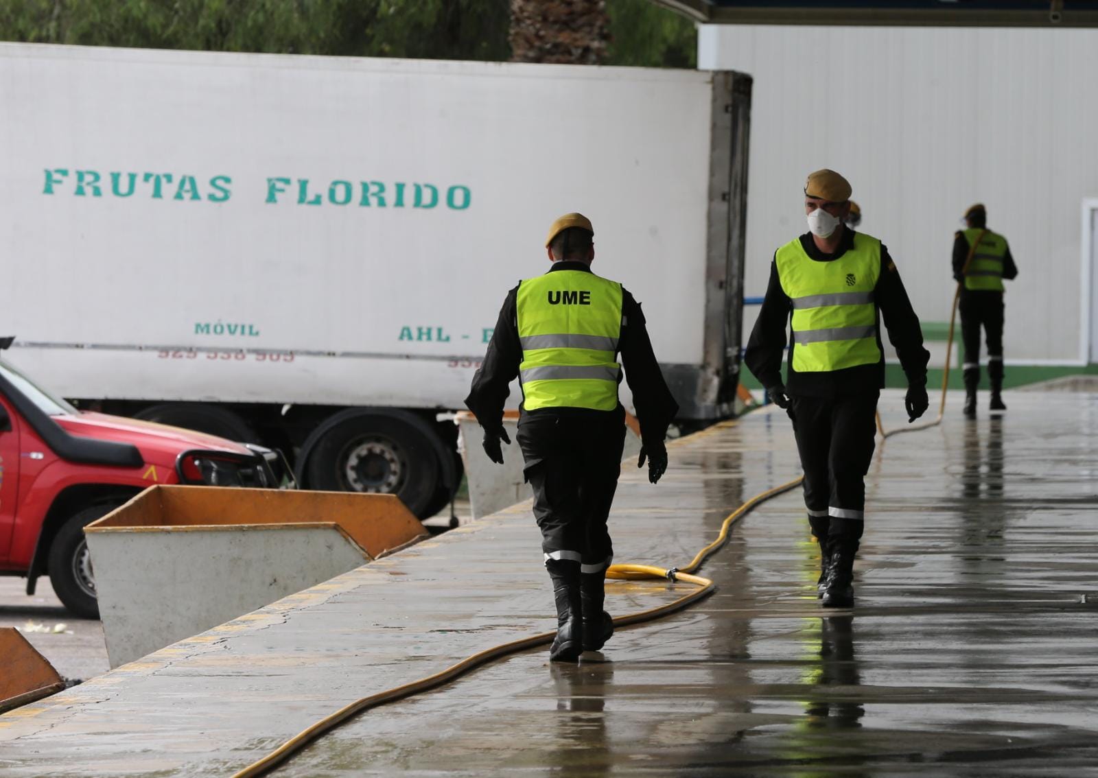 El estado de alarma deja estampas inéditas. En la imagen efectivos del UME y bomberos en Mercamálaga