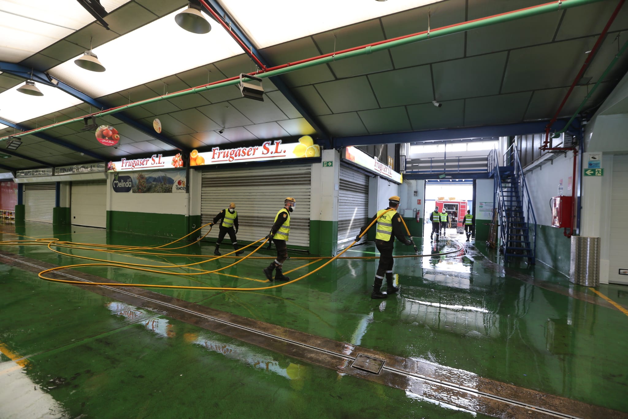 El estado de alarma deja estampas inéditas. En la imagen efectivos del UME y bomberos en Mercamálaga