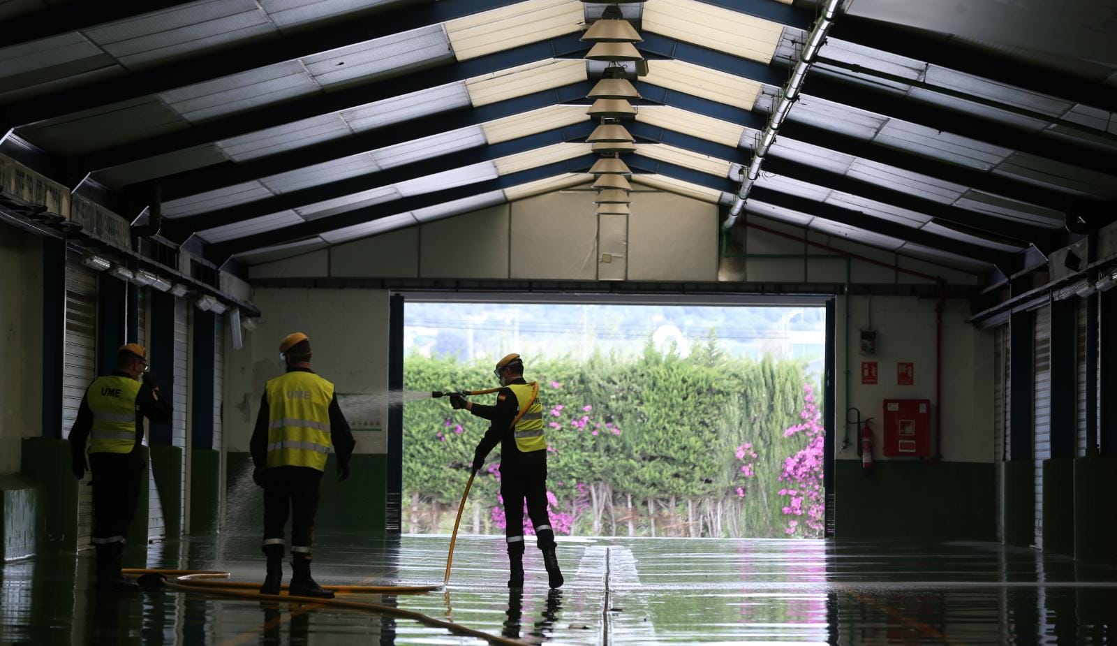 El estado de alarma deja estampas inéditas. En la imagen efectivos del UME y bomberos en Mercamálaga