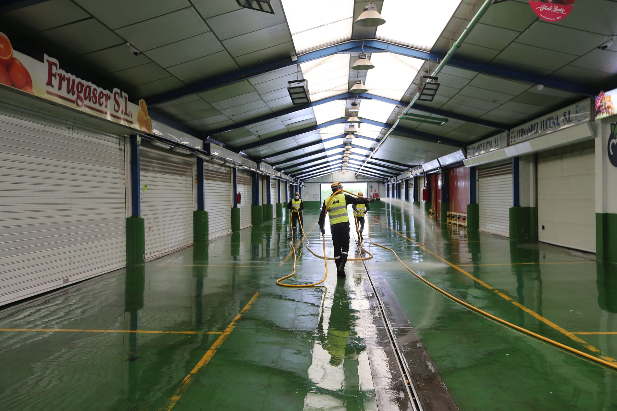 El estado de alarma deja estampas inéditas. En la imagen efectivos del UME y bomberos en Mercamálaga