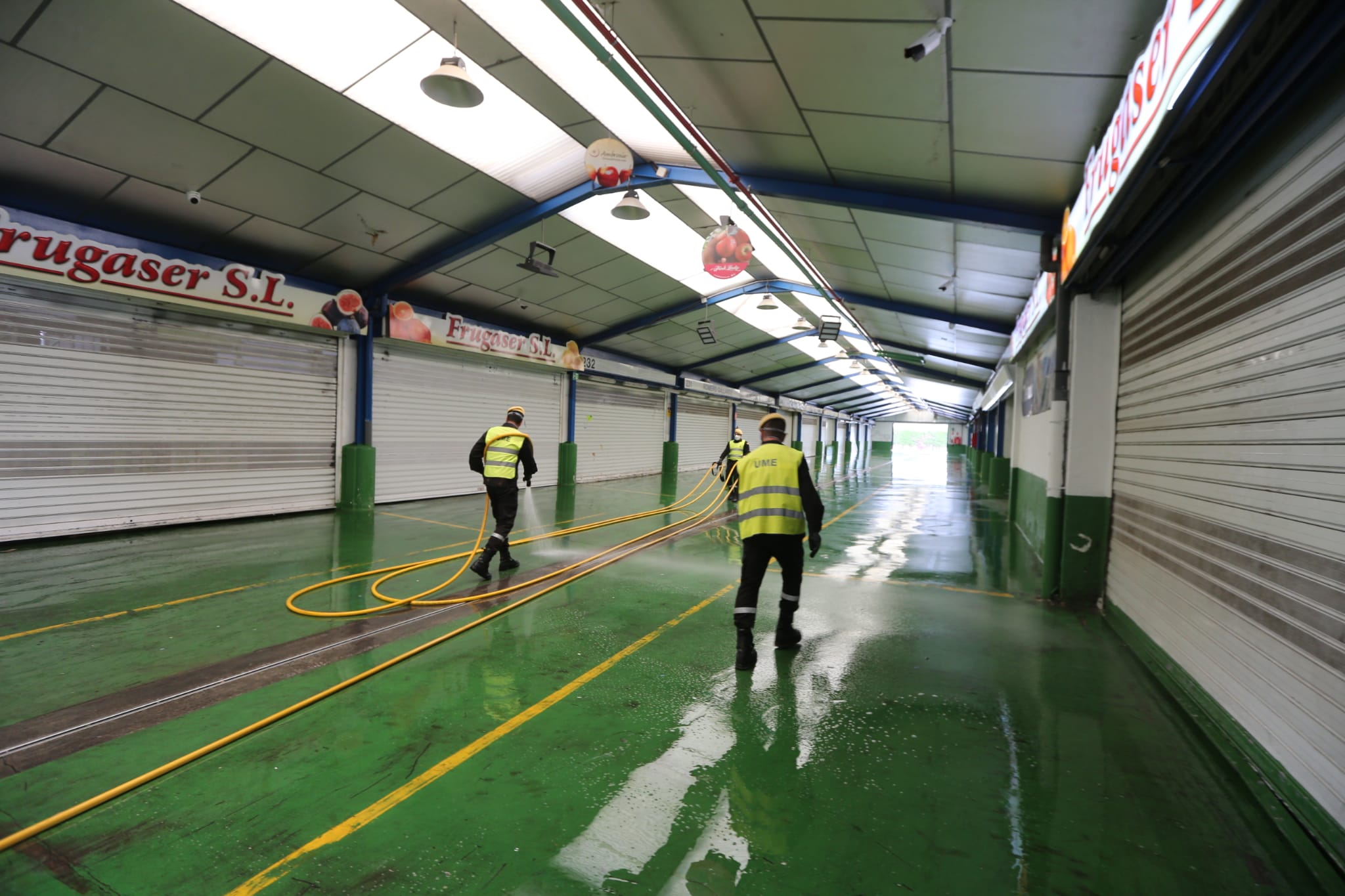 El estado de alarma deja estampas inéditas. En la imagen efectivos del UME y bomberos en Mercamálaga