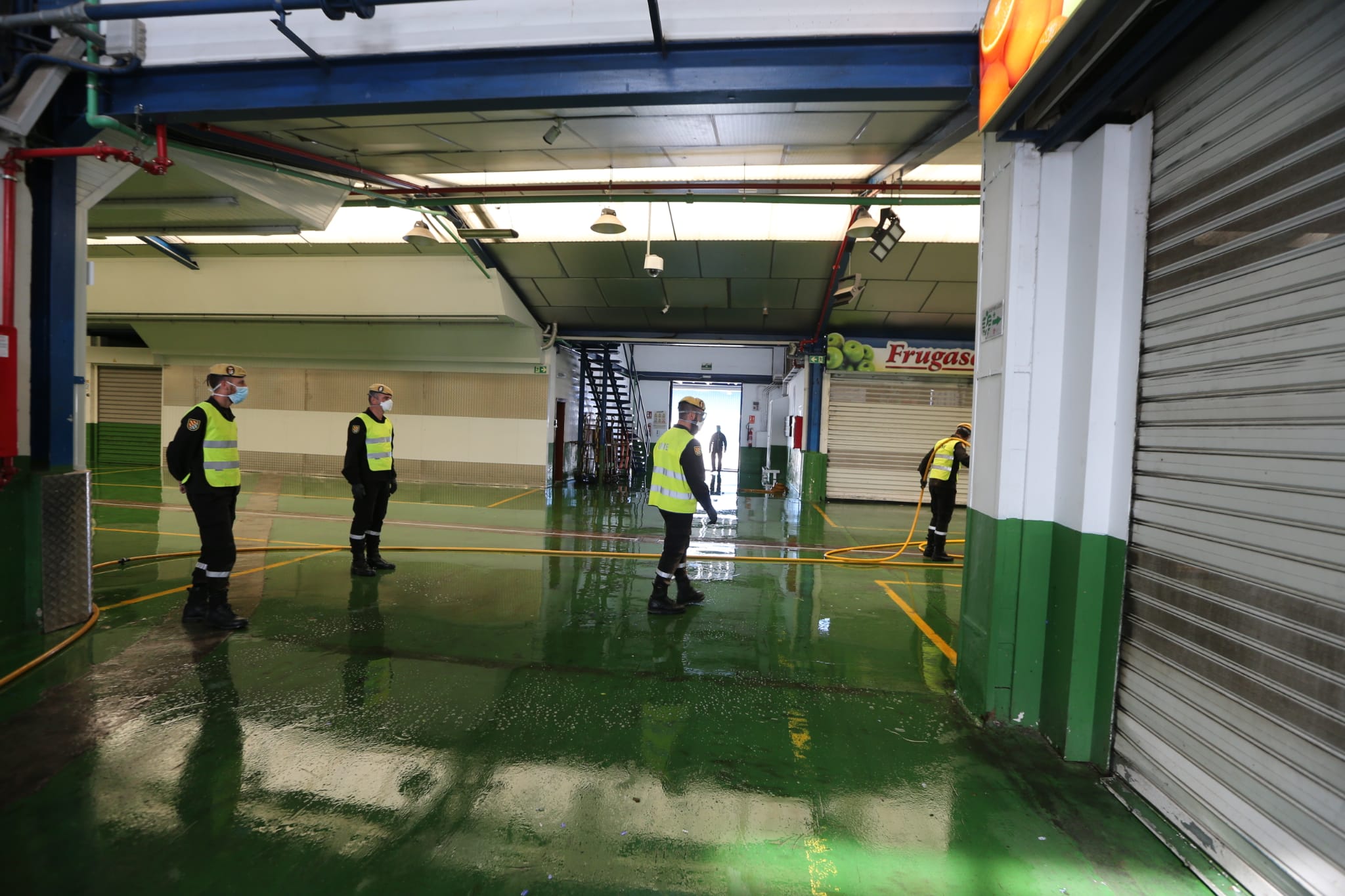 El estado de alarma deja estampas inéditas. En la imagen efectivos del UME y bomberos en Mercamálaga