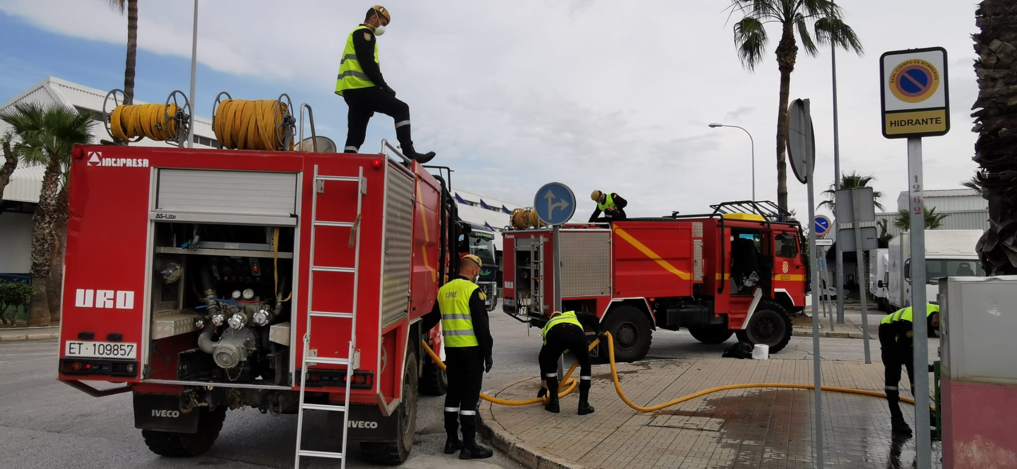 El estado de alarma deja estampas inéditas. En la imagen efectivos del UME y bomberos en Mercamálaga