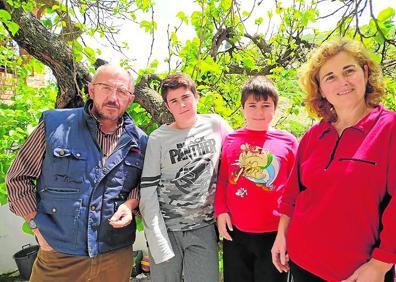 Imagen secundaria 1 - Arriba, Salares, con 180 vecinos, que sigue a rajatabla el confinamiento. Sobre estas líneas, Nieves, junto a su marido Pepe y sus hijos, en su casa de Cútar y Mari Tere, en su tienda de comestibles en Alfarnate 