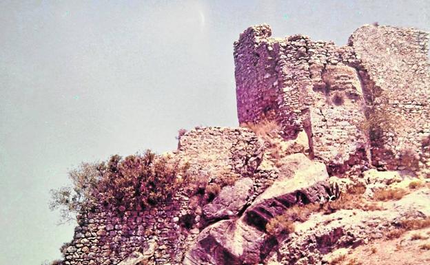 Aspecto que tenía la torre poligonal del castillo mondeño en la pasada década de los años sesenta. 