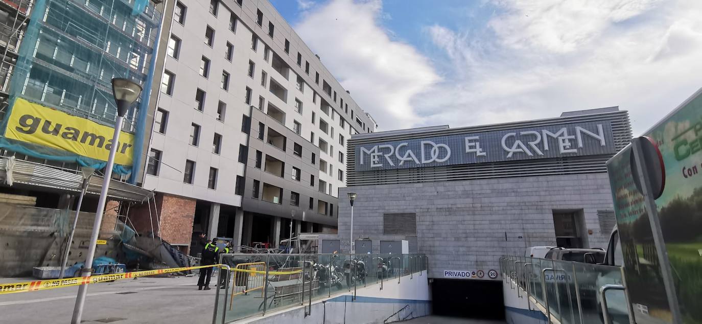 Cuatro personas resultan heridas tras caer un andamio por el viento junto al mercado del Carmen