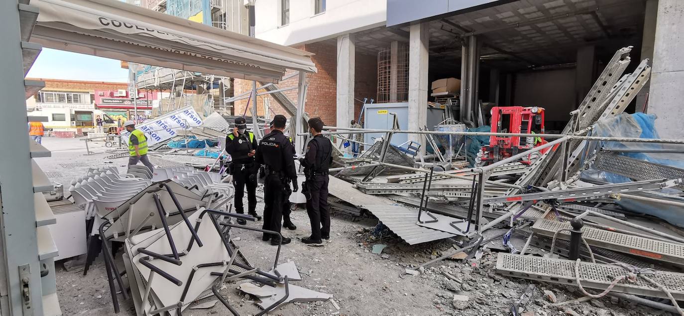Cuatro personas resultan heridas tras caer un andamio por el viento junto al mercado del Carmen