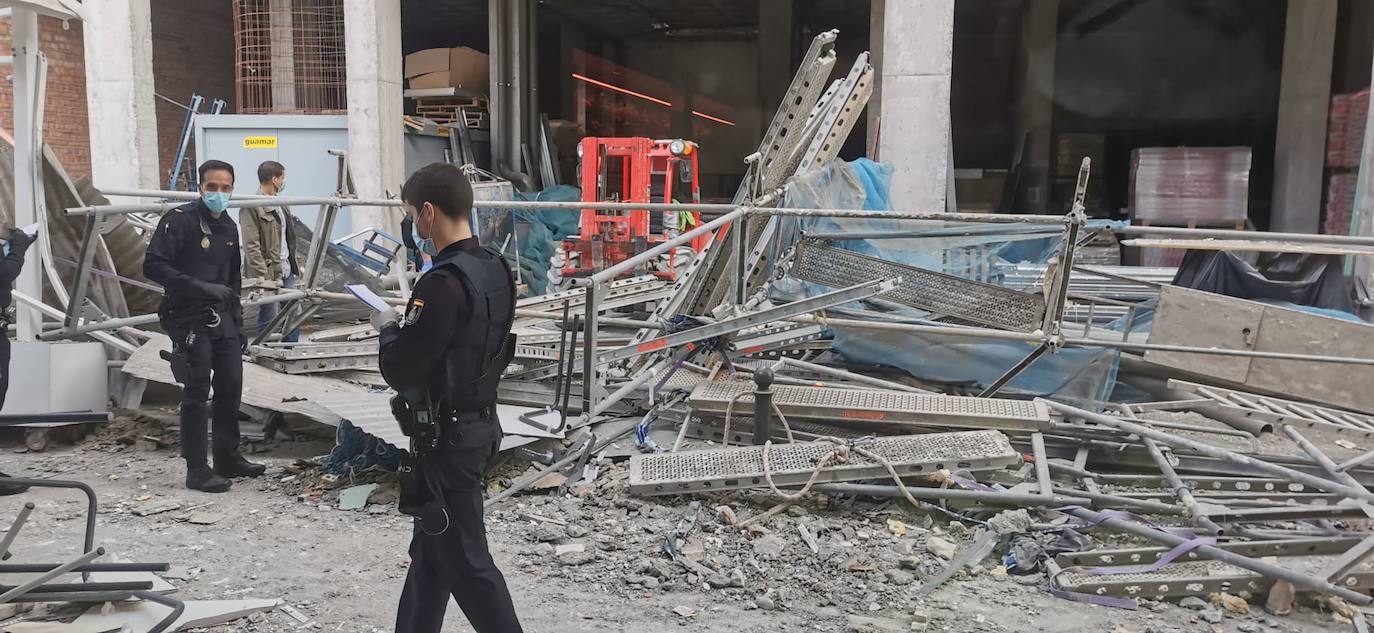 Cuatro personas resultan heridas tras caer un andamio por el viento junto al mercado del Carmen