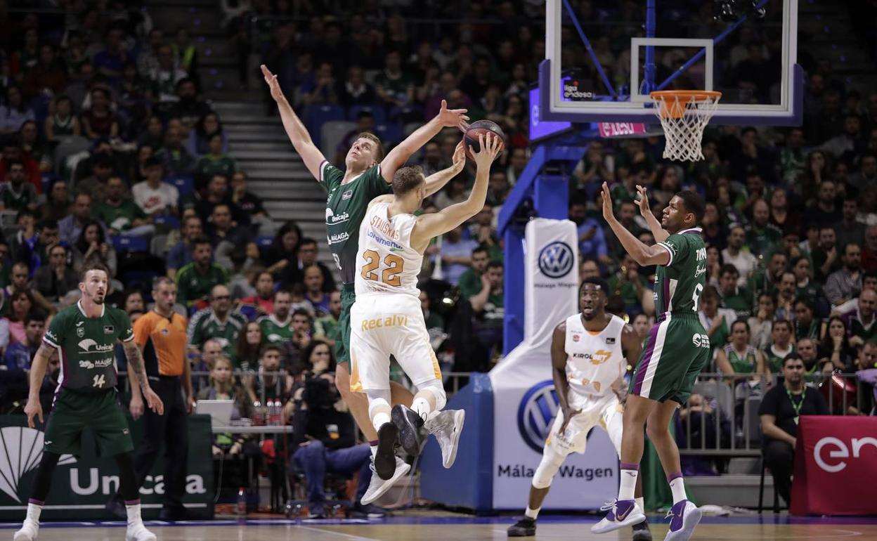 Gerun intenta tamponar a Stauskas en un partido entre el Unicaja y el Baskonia en el Palacio de los Deportes. 