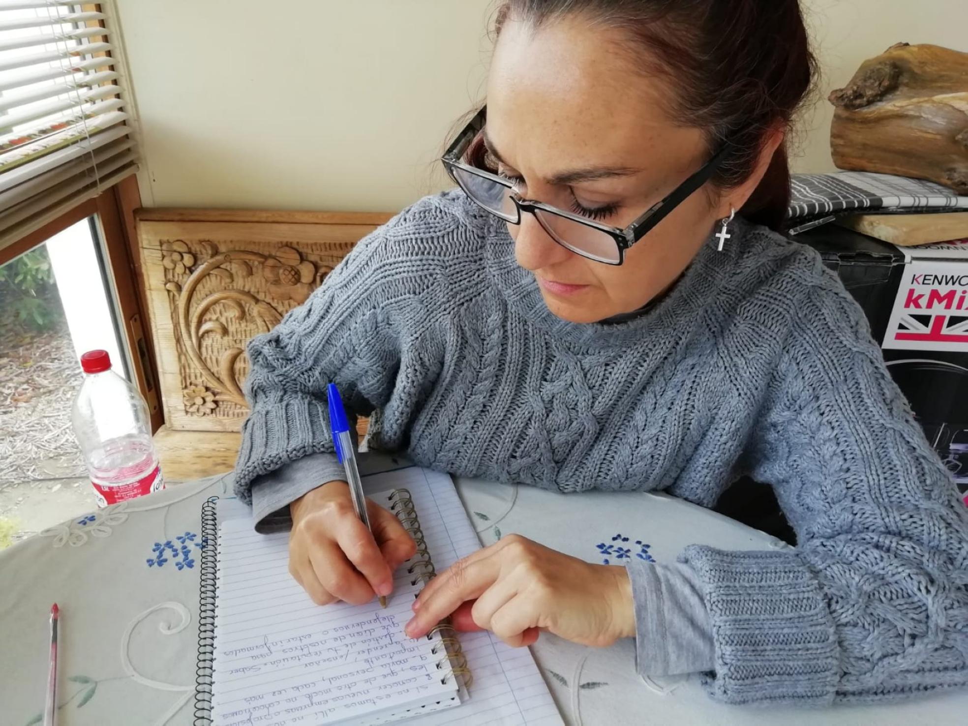 Formación. Edelweiss Díez trabaja en casa formándose en el programa 'Más Empleo'. SUR