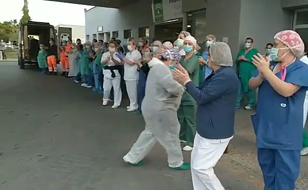 Vídeo | Ambulancias y bomberos se unen al aplauso para el personal del Clínico de Málaga