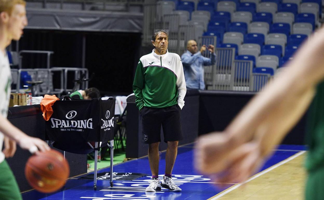 El entrendor del Unicaja, Luis Casimiro, en un entrenamiento en el Palacio de los Deportes. 