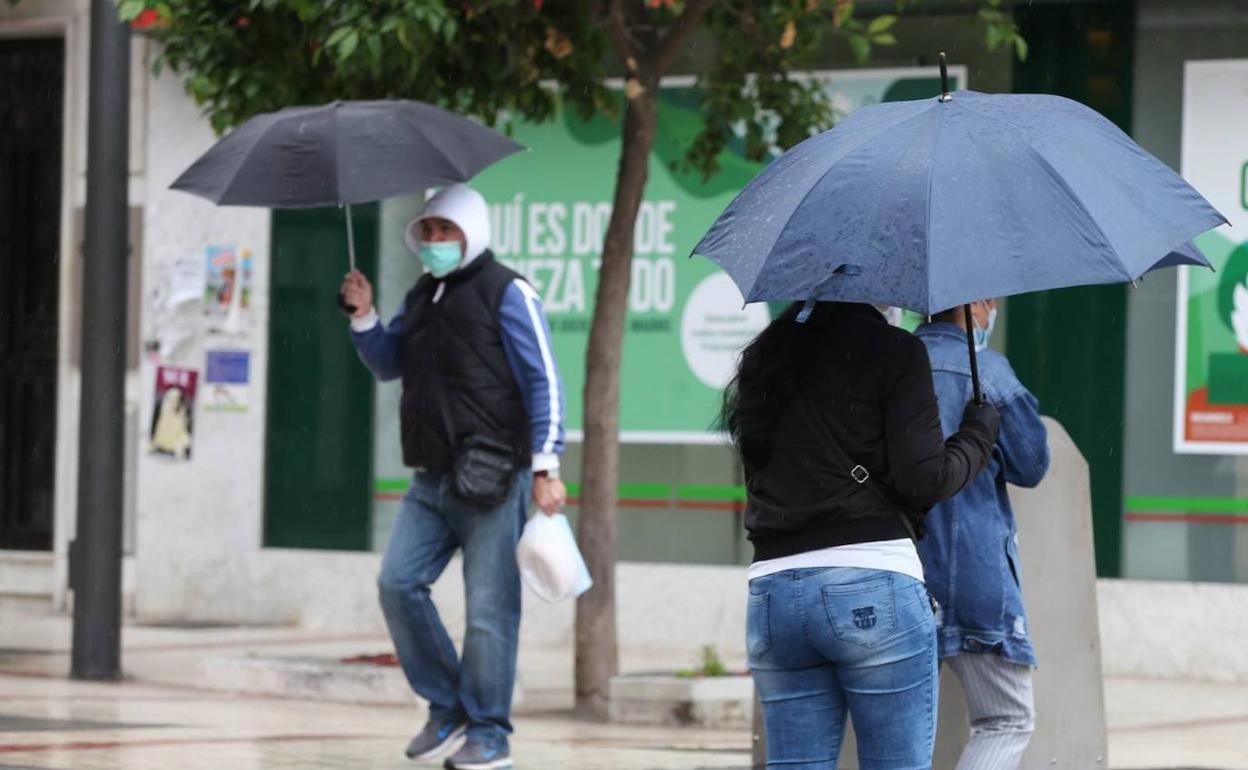 Los paraguas están siendo neceasrios en Málaga este martes. 