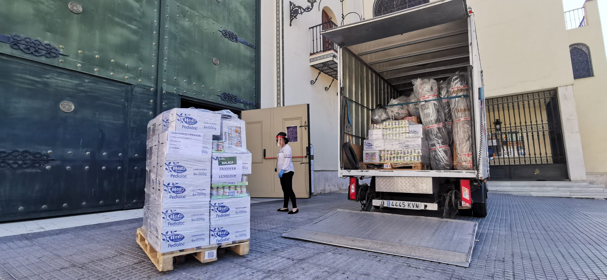 El estado de alarma deja estampas inéditas. La Archicofradía del Paso y la Esperanza hace acopio de potitos y leche infantil para su acción caritativa por el coronavirus