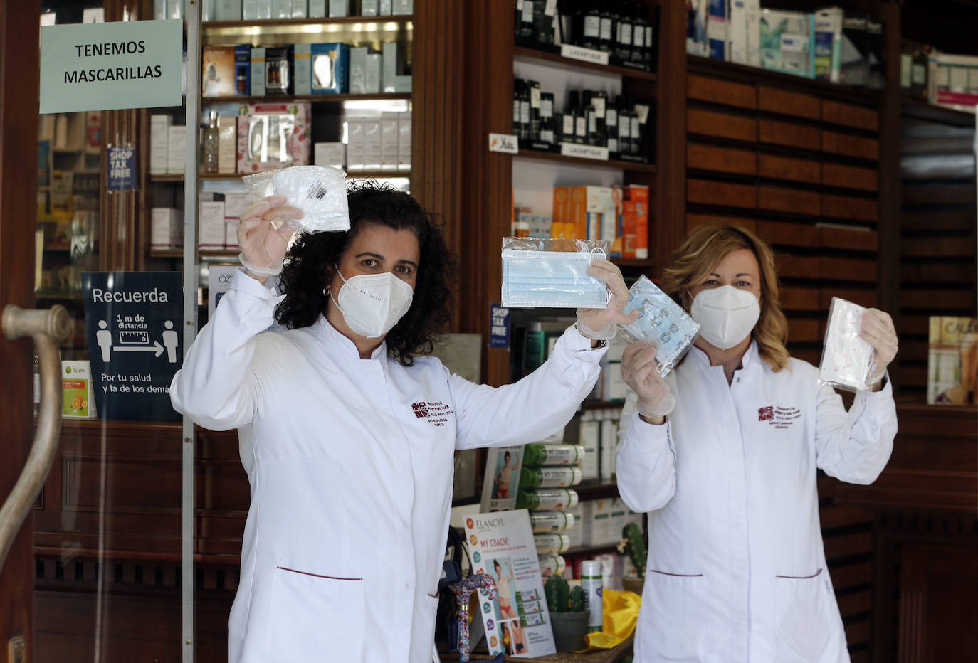 Farmacéuticas enseñan mascarillas