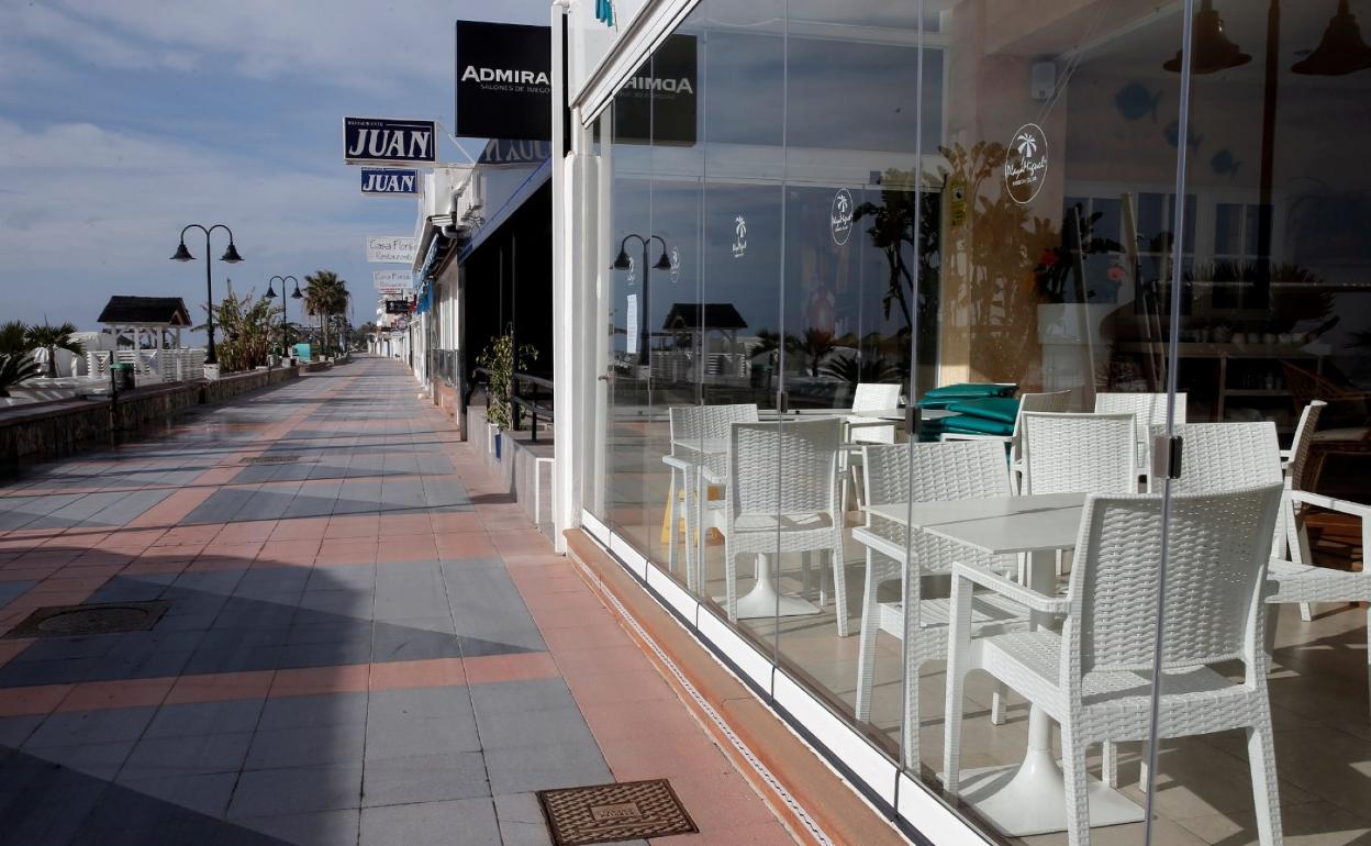 Vista de un restaurante, como el resto de locales, cerrado desde hace seis semanas. 