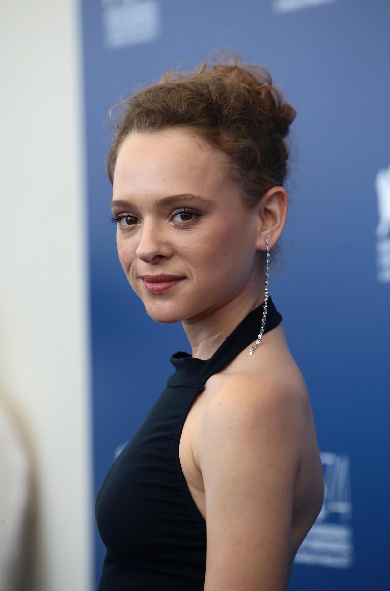 La actriz israelí Shira Haas, de 24 años, da vida a Esty Shapiro en la serie 'Unorthodox'.